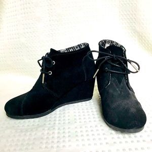 Toms black suede wedge lace up bootie